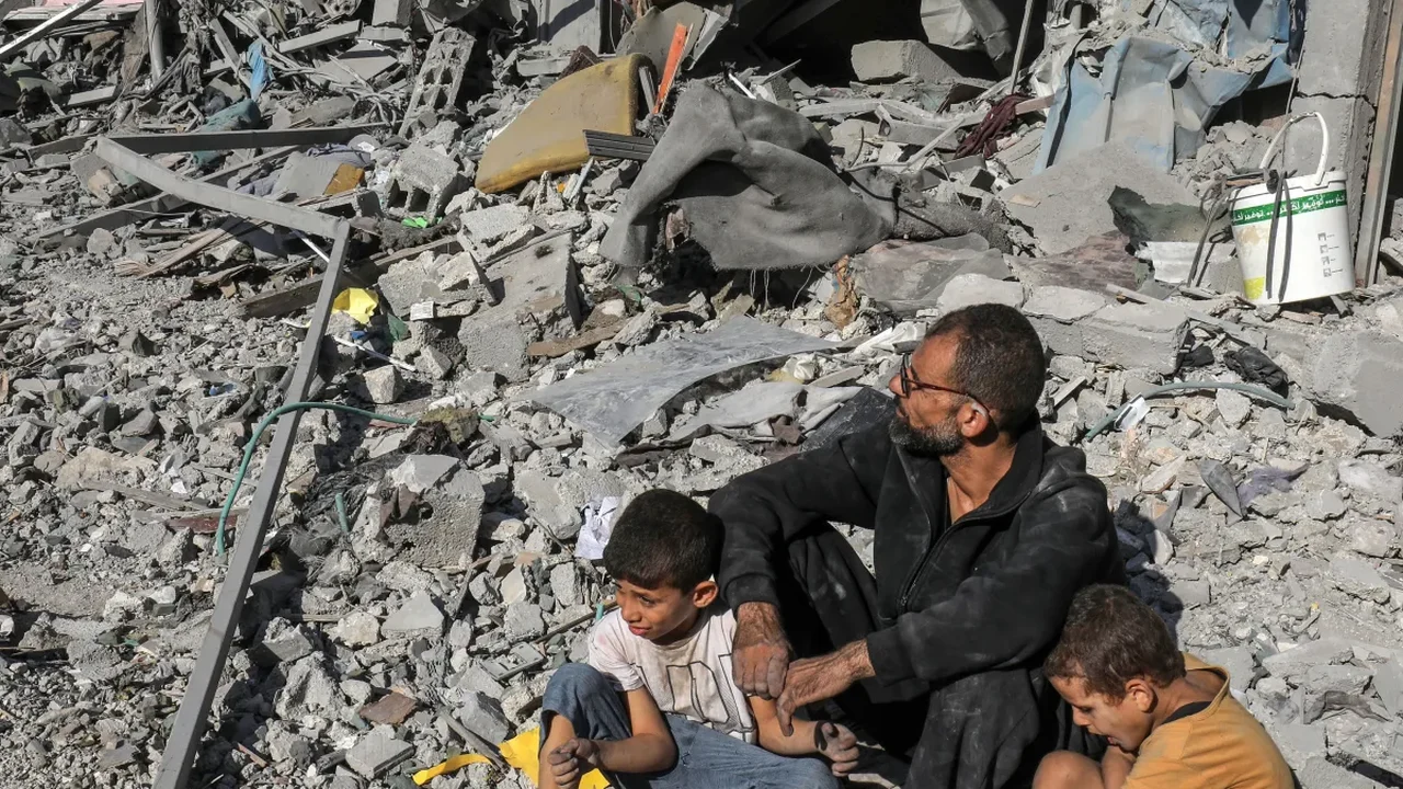 Guerra em Gaza: Sarna e piolho se espalham entre crianças devido às más condições de higiene em campos de deslocados