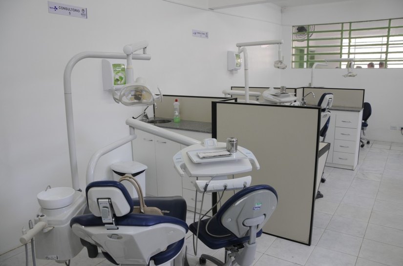 Henrique Equelman recebe Centro Odontológico e UBS reformados