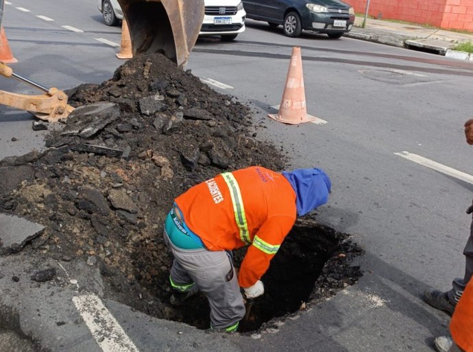 Obra emergencial recupera rede de drenagem na Avenida Dona Constança