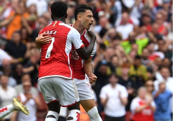 Martinelli dá assistência de calcanhar e Arsenal vence Nottingham na estreia do Inglês