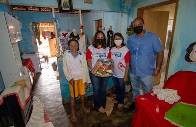 Prefeita Christiane Bulhões entrega cestas básicas e colchões para famílias com vulnerabilidade social