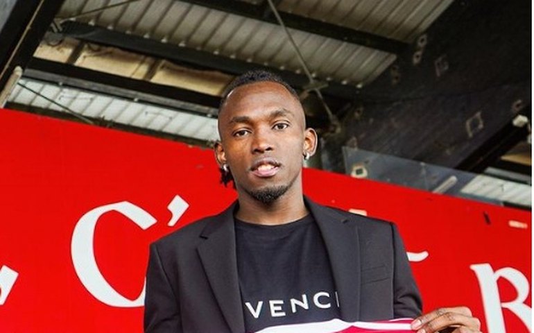 Atacante do Bordeaux entra em coma induzido após choque de cabeça e recebe apoio de Mbappé