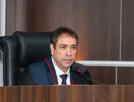 TRE/AL afirma controlar uso de IA, mas decisão de Leo Denisson que censura vídeo do senador Renan expõe trecho na liminar e que não houve revisão humana