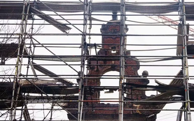 Após 24 horas, bombeiros ainda tentam apagar incêndio em prédio histórico na Dinamarca