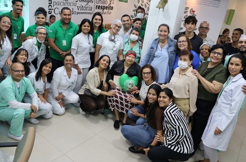 Unimed Maceió celebra último ciclo de quimioterapia de paciente com homenagem emocionante