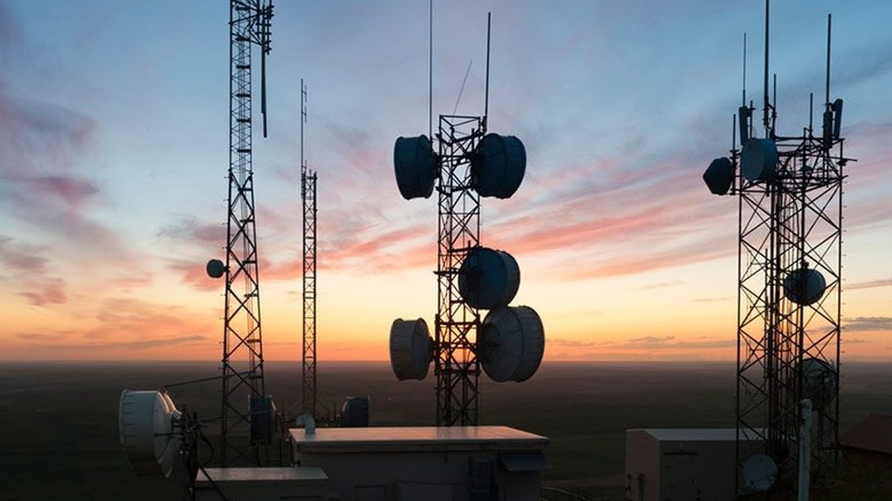 Município não pode criar taxa de fiscalização de torres e antenas de transmissão