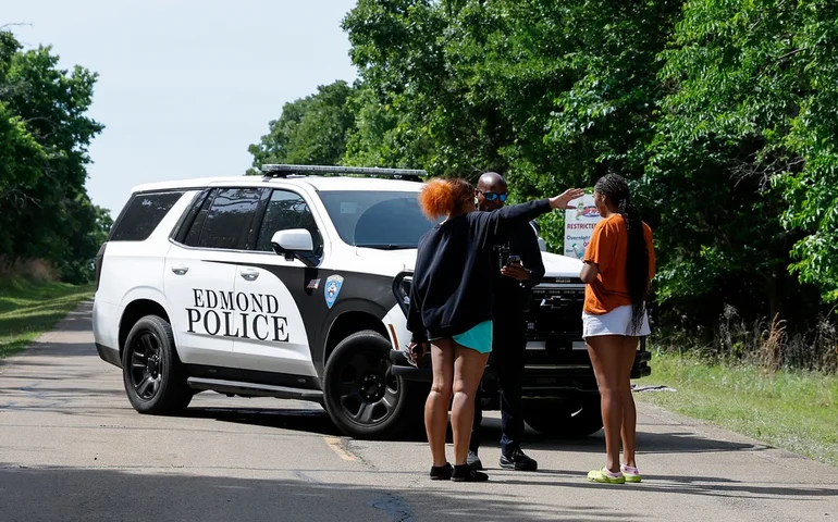 Polícia busca suspeitos de tiroteio em Oklahoma que levou ao menos 18 pessoas a hospitais