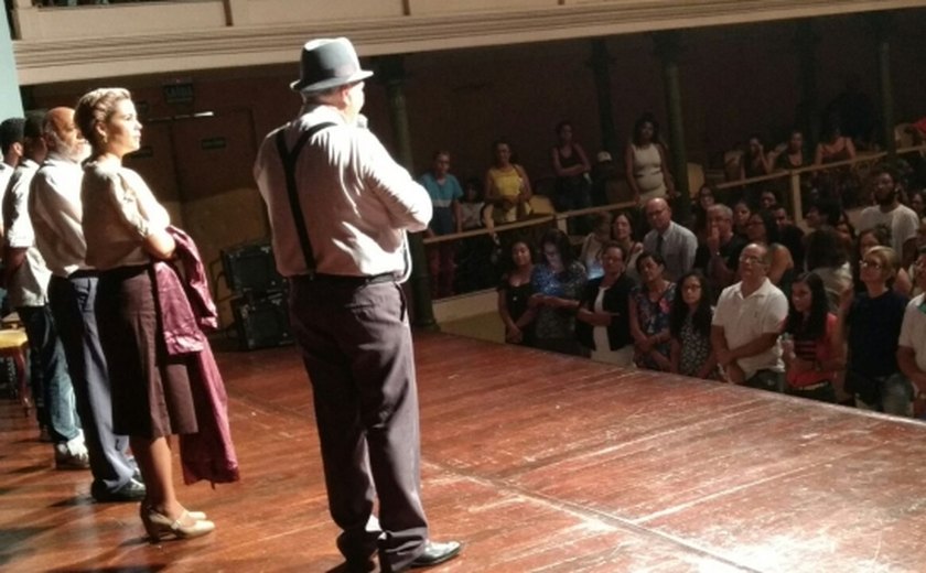 Graciliano Ramos é tema de espetáculo teatral e emociona plateia em Maceió