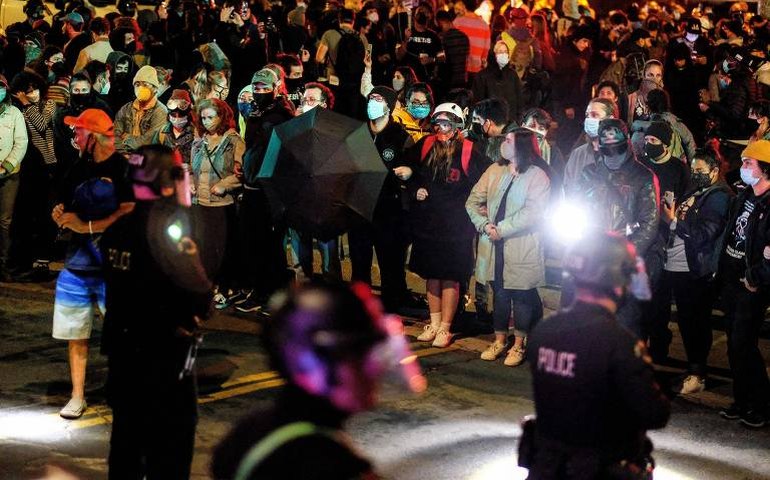 Polícia de Los Angeles entra em confronto com manifestantes durante desocupação de acampamento pró-Palestina