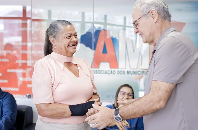 Tia Júlia participa de reuniões na AMA e recebe apoio do senador Renan Calheiros para Palmeira