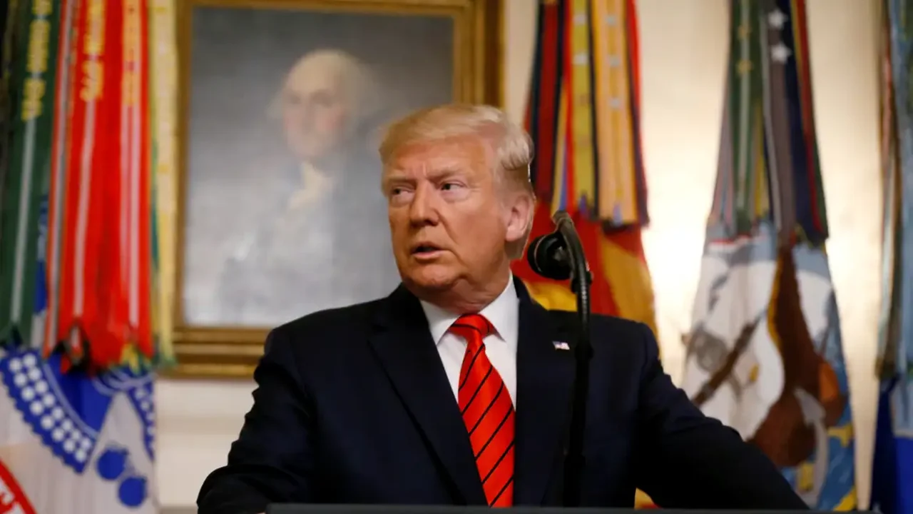 Juízes ordenam recontratação de milhares de funcionários de agências demitidos por Trump