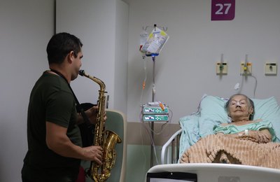 Música e afeto marcam homenagem a pacientes idosos na Semana dos Avós