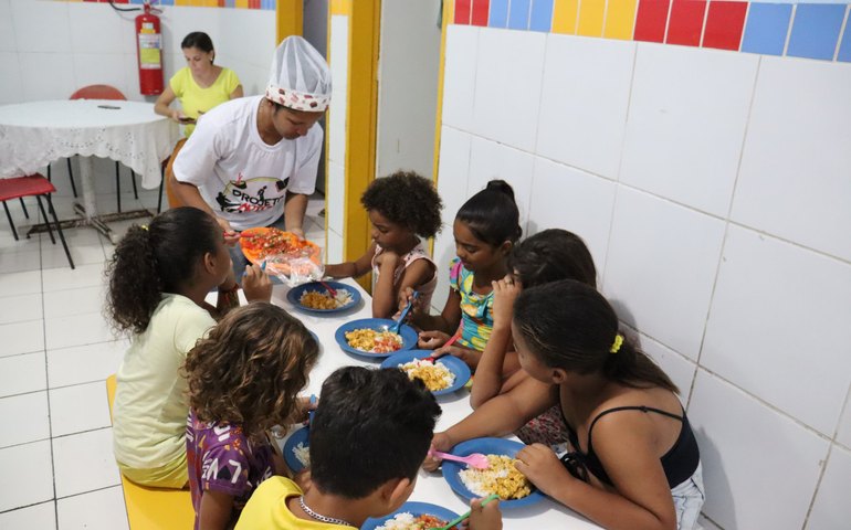 Mesa Brasil Sesc repassa doação de lagosta a instituições sociais alagoanas