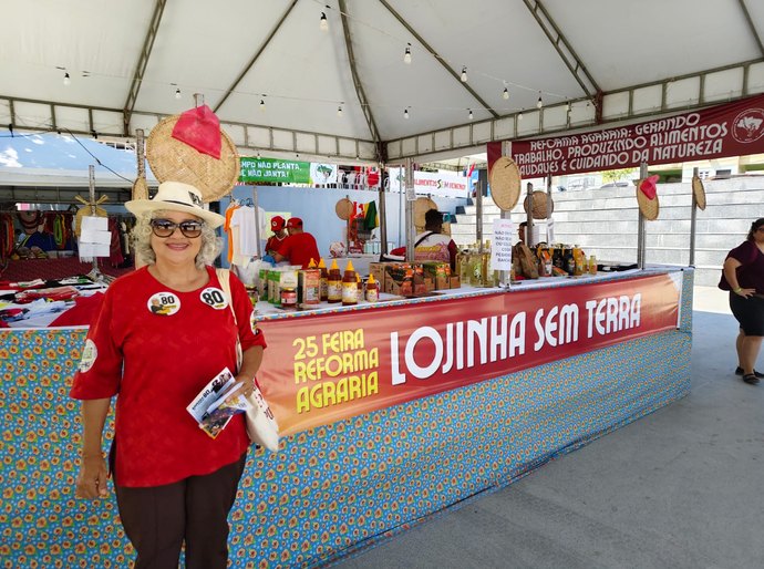 Lenilda Luna defende Reforma Agrária e fortalecimento da agricultura familiar em visita à Feira do MST