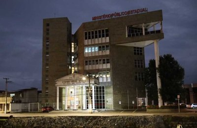 Homem que ateou fogo na esposa diante dos filhos é condenado a 26 anos e 8 meses