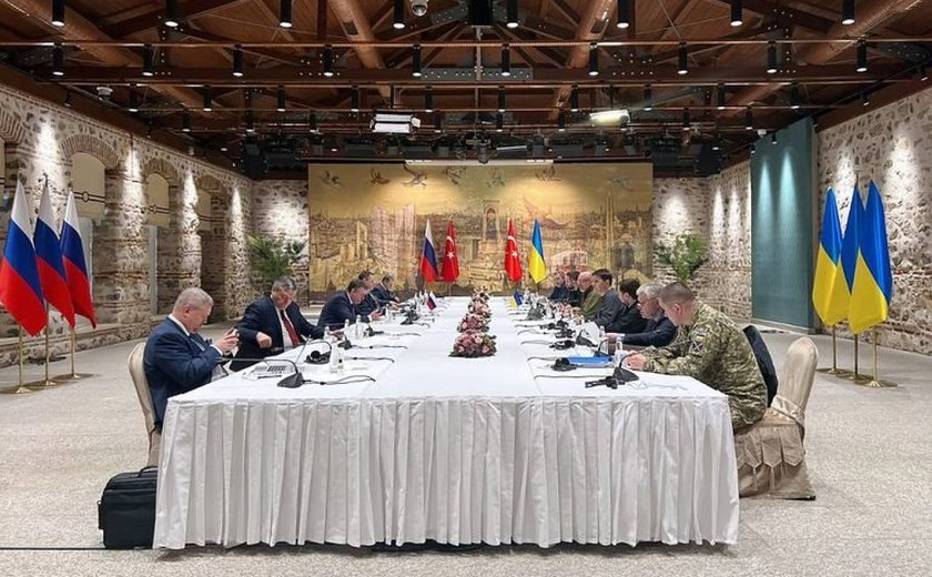 Ucrânia propõe neutralidade militar e Rússia aceita reduzir ataques que já duram mais de um mês