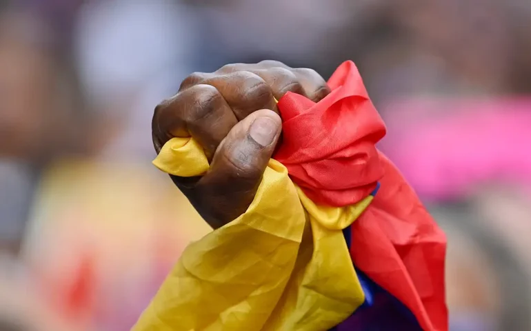 Lula e Petro discutem por telefone a crise na Venezuela após invasão dos EUA