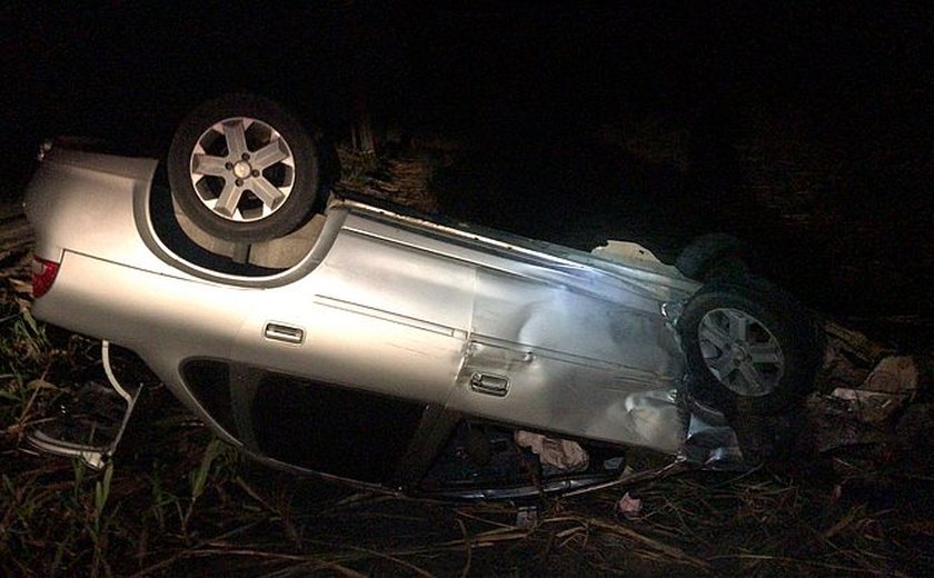 Acidente entre dois carros deixa um homem ferido na Barra de Santo Antônio