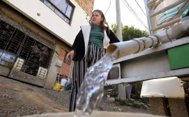 'Cada gota conta': Moradores de Bogotá são afetados por racionamento de água há dois meses