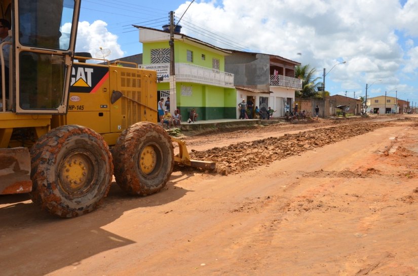 Ruas de loteamento de São Miguel recebem serviço de pavimentação