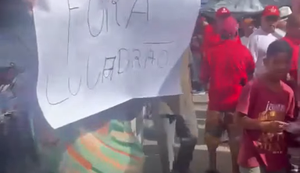 Mulher exibe cartaz com os dizeres "fora Luladrão" / Foto: Reprodução
