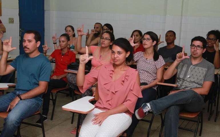 Seduc abre mais três turmas de curso gratuito de Libras
