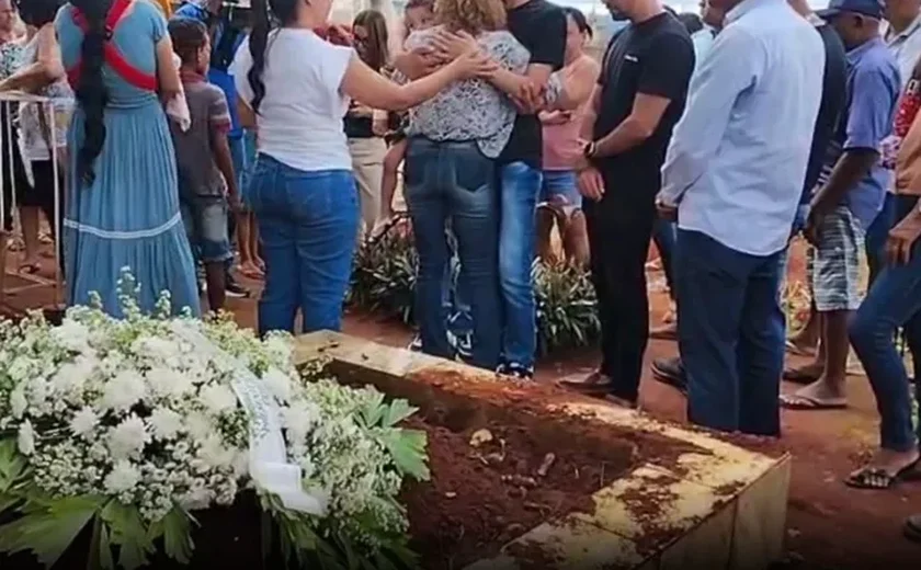 Enterro de menino morto pelo pai em Maceió comove população em Palmeira dos Índios
