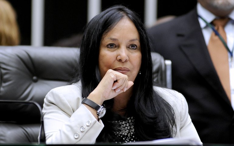 Operação da PF contra senadora Rose de Freitas busca desvios na Cia. Docas do ES