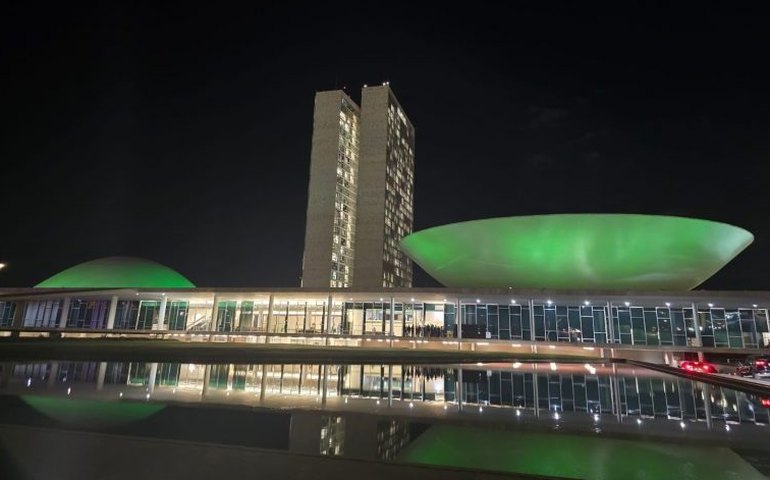 Congresso Nacional recebe iluminação verde para homenagear o Dia Nacional da Defensoria Pública