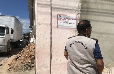 Fiscalização de obras notifica e multa duas reformas irregulares, no Poço