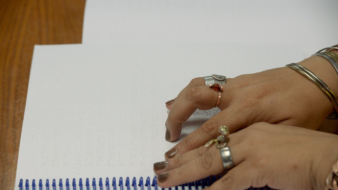 Projeto prevê entrega de material em braile junto com os demais livros escolares