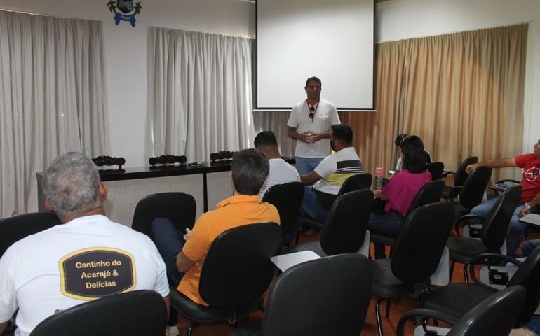 Prefeitura de Penedo amplia coleta de lixo na orla e pontos de food truck