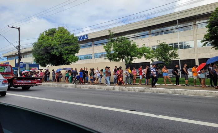 Fila de eleitores para regularizar o cadastro eleitoral nesta quarta-feira