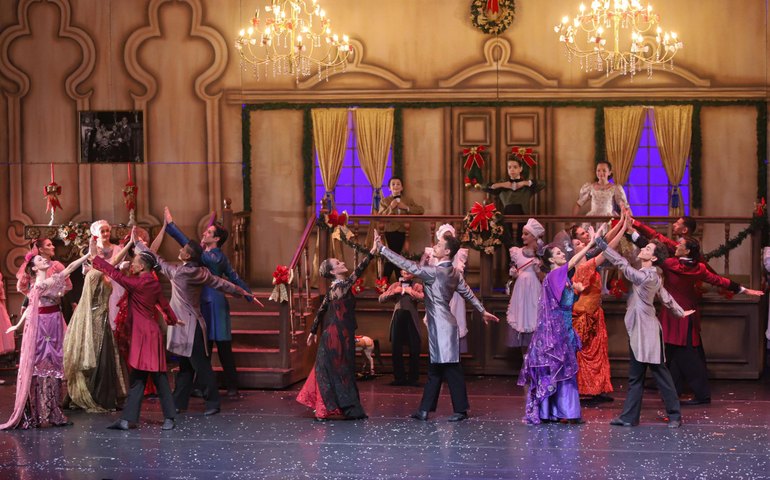 Cisne Negro encena O Quebra-Nozes na despedida do teatro Alfa