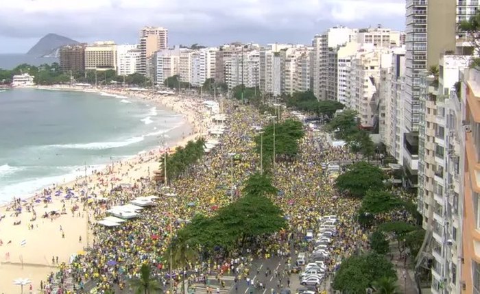 Público na orla carioca equivale a cerca de 18% dos 185 mil presentes na manifestação , em fevereiro, na Avenida Paulista