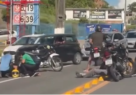 Mulher fica ferida em acidente com caminhão e motocicleta em Maceió