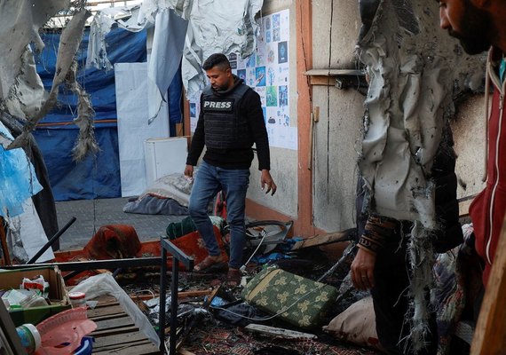 Israel bombardeia tenda com jornalistas ao lado de hospital de Gaza