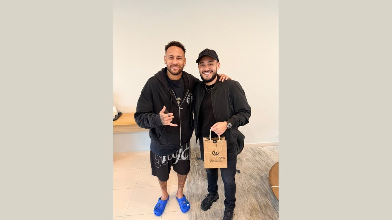 Neymar recebe brinco de ouro 18K com diamantes de Wallace Joias