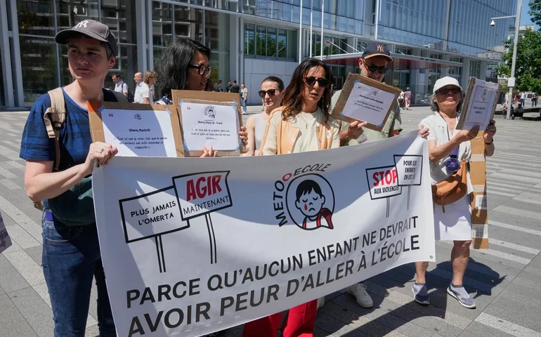 Raro julgamento público começa em um caso de abuso infantil em Paris, enquanto pais buscam um alerta nacional.