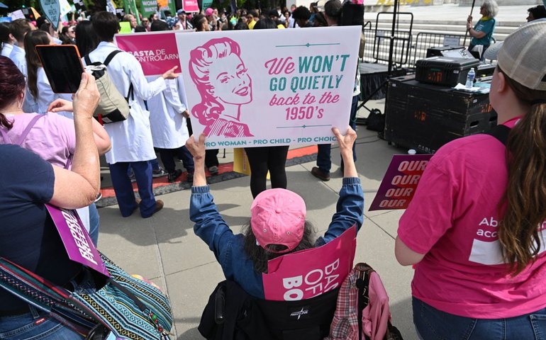 Senado do Arizona revoga lei de 1864 contra aborto e mantém procedimento até 15ª semana