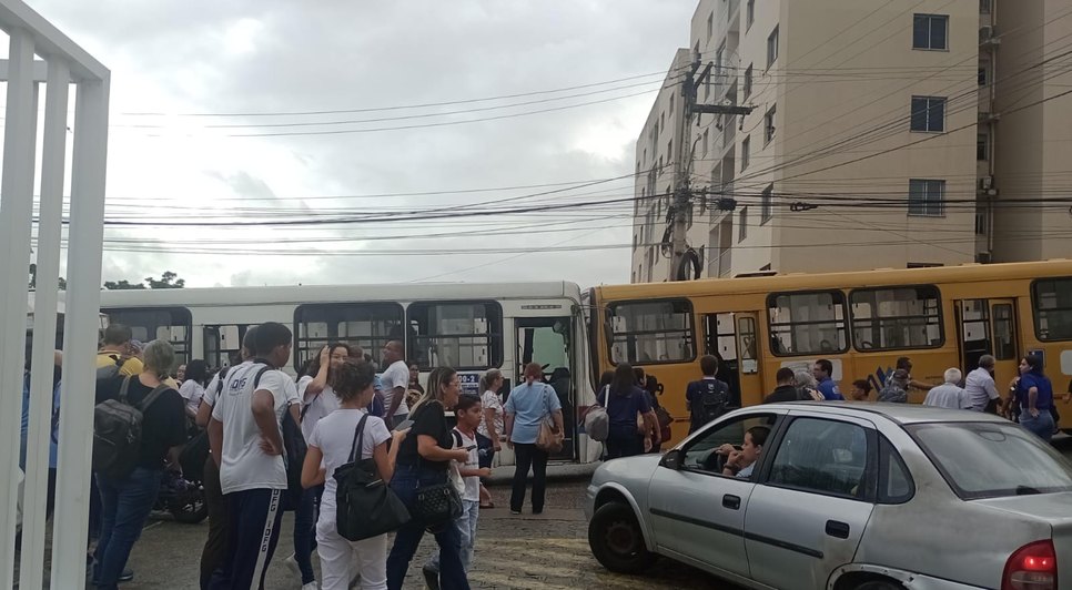 Colisão entre dois ônibus bloqueia entrada de condomínio em Aracaju; VÍDEO