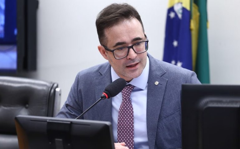 Comissão aprova autorização para refugiados trazerem animais ao Brasil