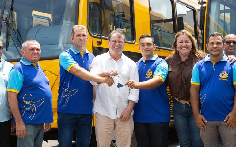 Prefeito Luciano entrega 15 novos ônibus e amplia acesso à educação nas comunidades mais afastadas de Arapiraca