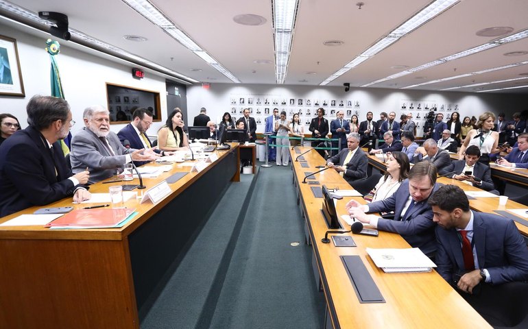 Celso Amorim ou Mauro Vieira? Especialista critica preocupação 'administrativa' de deputados