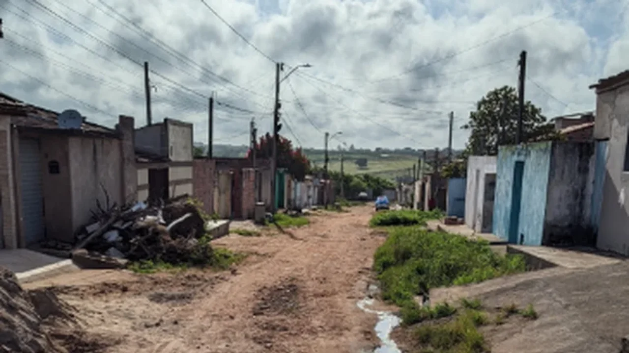 Moradores de Arapiraca cobram resposta após 14 dias sem posicionamento oficial acerca de rua em estado precário
