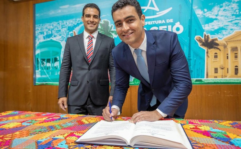 Prefeito JHC transmite cargo para Galba Novaes Netto, que assume a Prefeitura de Maceió até 2 de outubro