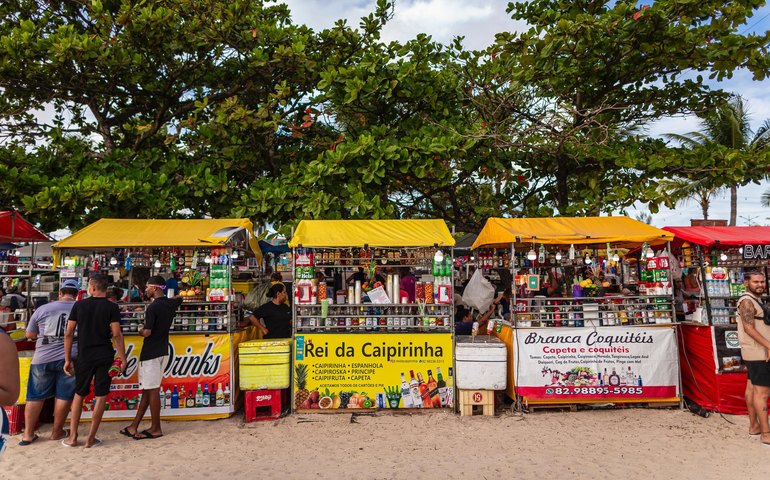 Prefeitura entrega alvarás para ambulantes do Massayó Verão