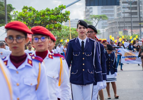 Desfile marca os 206 anos da emancipação política de Alagoas
