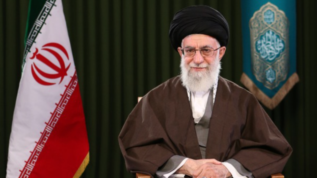 Aiatolá Khamenei reza sobre o caixão de líder do Hamas morto em Teerã