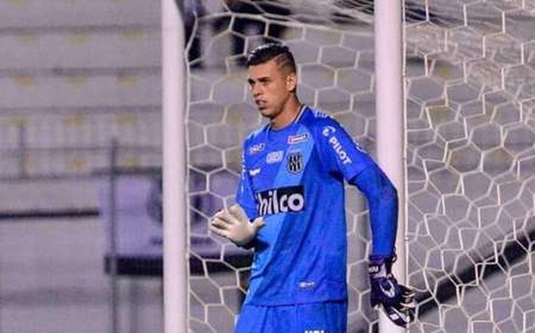 Goleiro Ivan parabeniza reação da Ponte Preta e despista sobre futuro